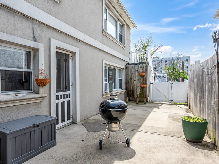 517 E Broadway — Photo 11