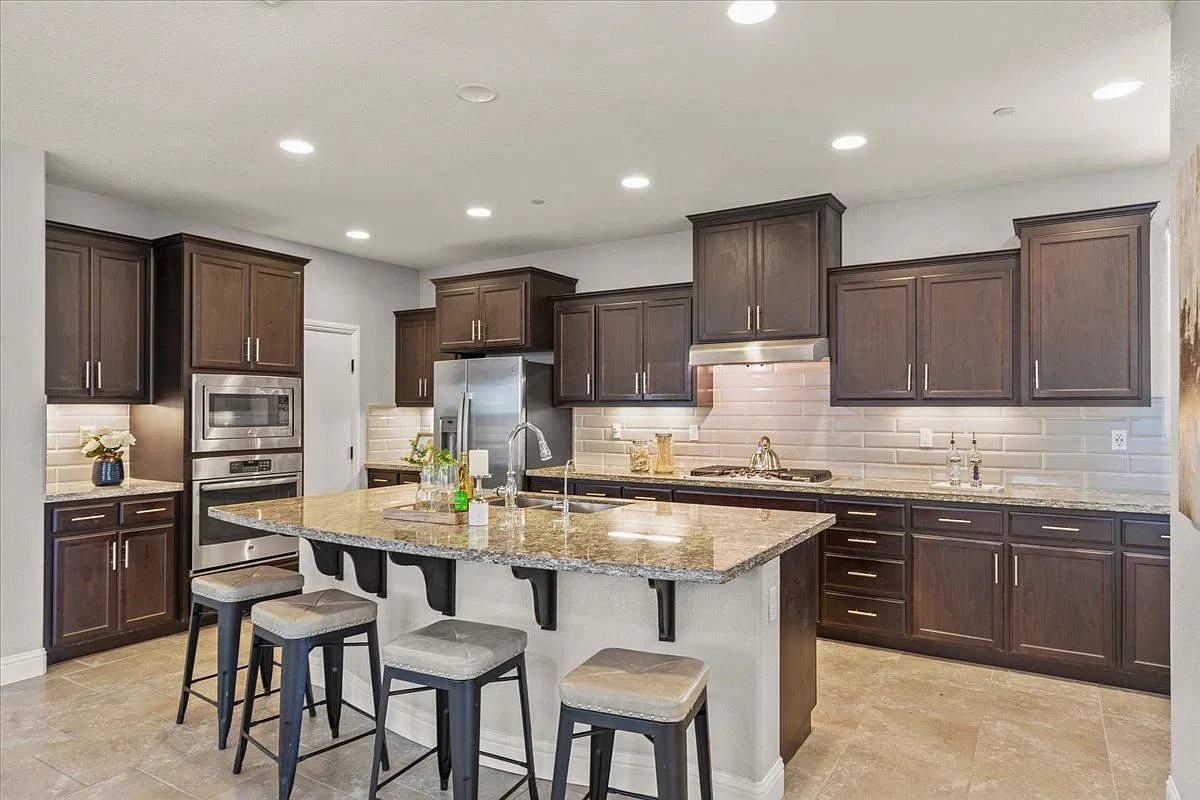 5 bed, 3.0 bath, 2749 sqft, $3,950 — Photo 2
