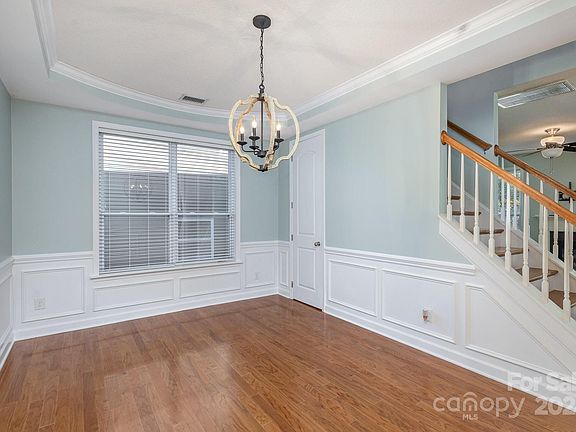 4th image of 122 Tulip Dr