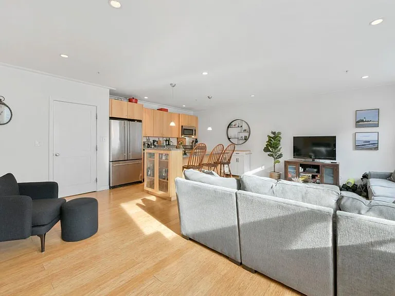 335 W 2nd St #7 — Photo 8