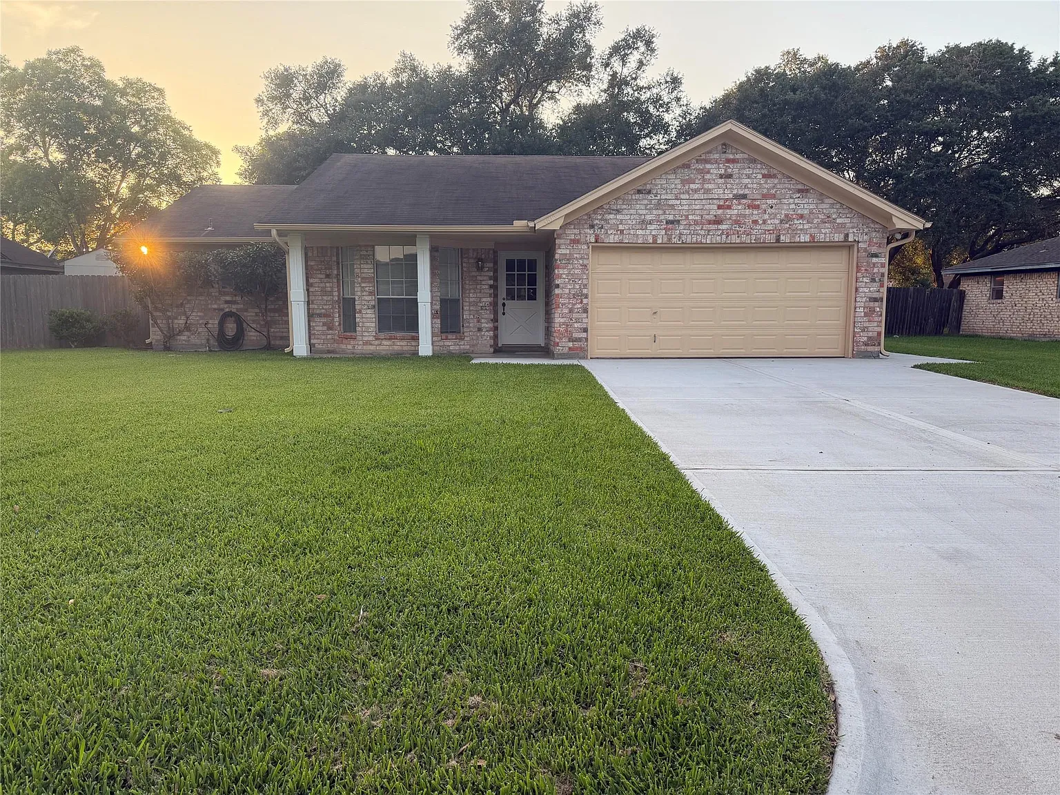 3 bed, 2.0 bath, 1702 sqft, $1,900 — Photo 2