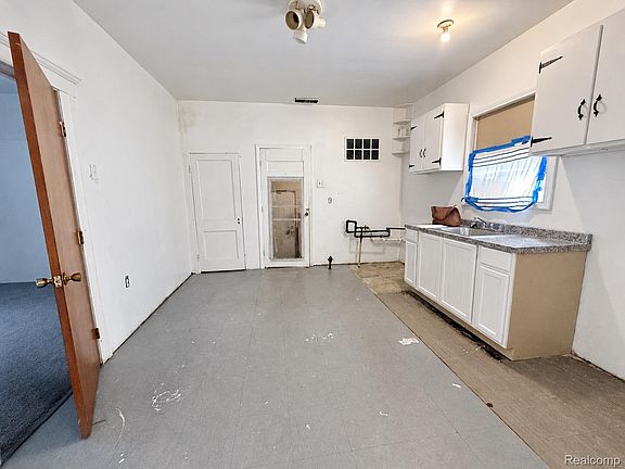 3rd image of 5248 Lumley St