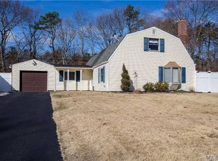 8 Lakeside Dr, Ronkonkoma, NY 11779