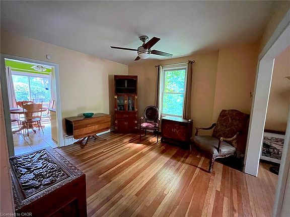4th image of 137 Maplewood Ave