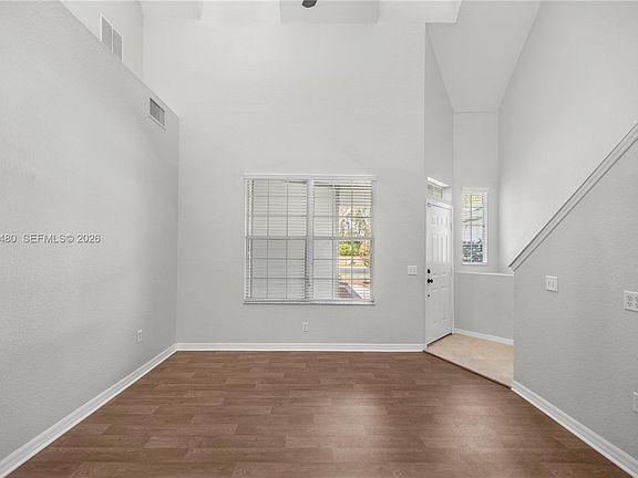 4th image of 231 NE 28th Ave APT 103