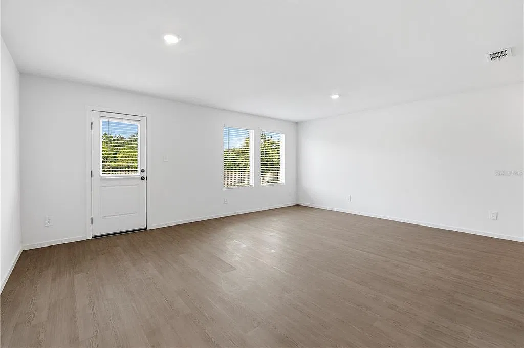 3 bed, 2.5 bath, 1378 sqft, $2,100 — Photo 4