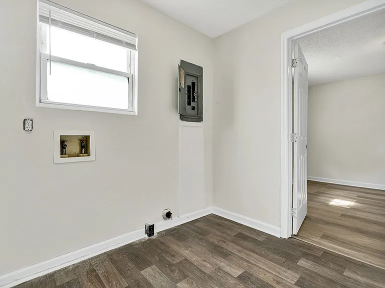 185 Orchard Ave — Photo 2