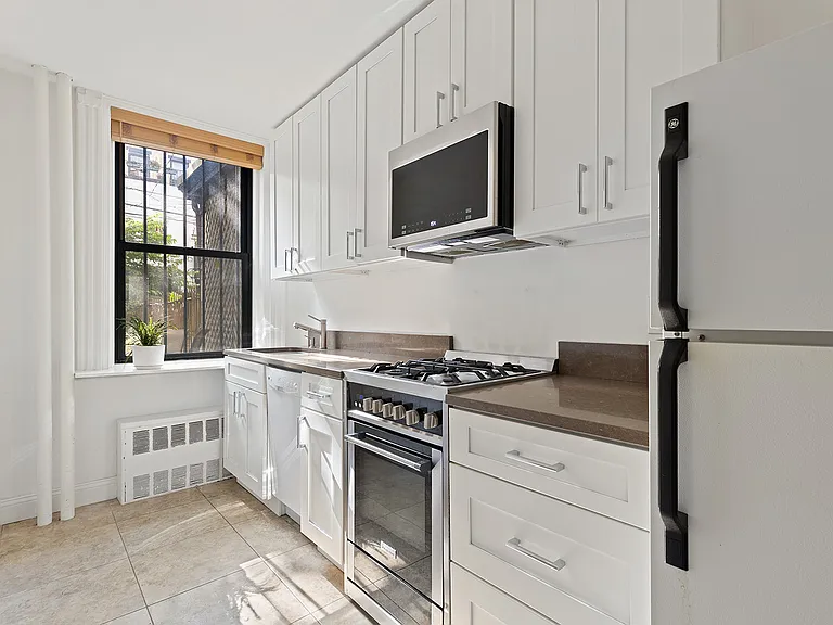 864 President St #1R — Photo 2