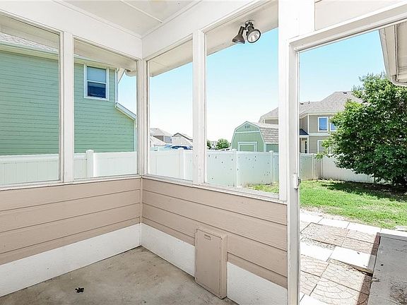 5th image of 1010 Oakcrest Dr