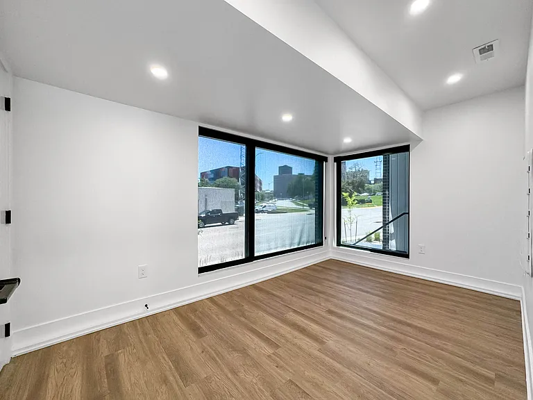 Matilda 235 Townhomes — Photo 14