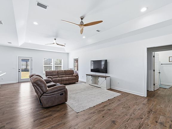 5th image of 705 W 8th St