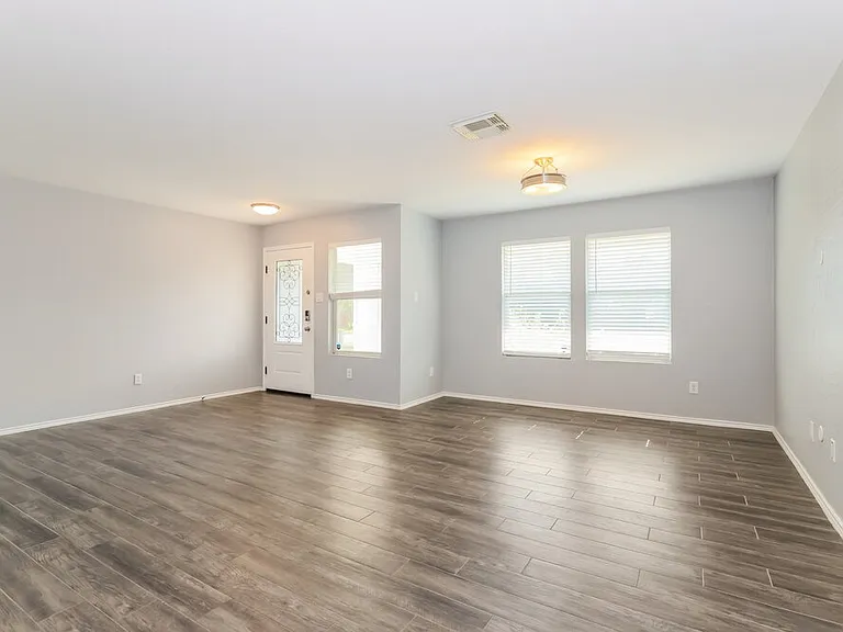 302 Falling Pine Dr — Photo 5