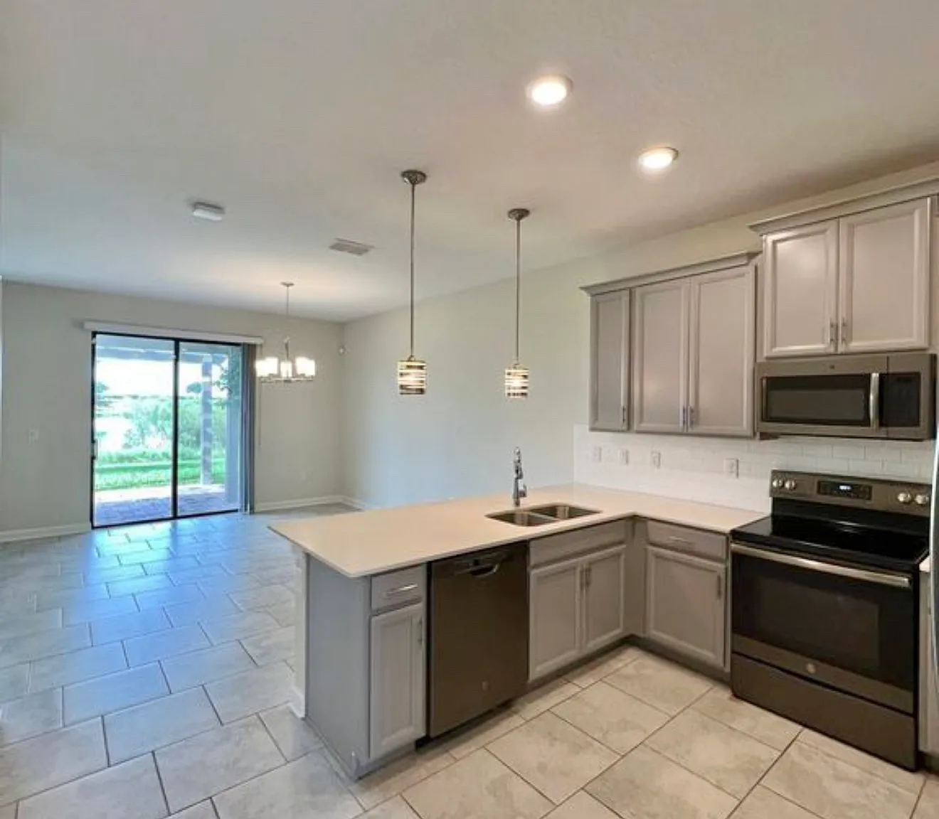 3 bed, 2.5 bath, 1898 sqft, $2,100 — Photo 3