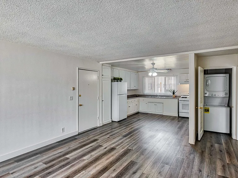 Serrano Apartments — Photo 15