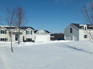 8464 Oak Hill Rd, Omro, WI 54963