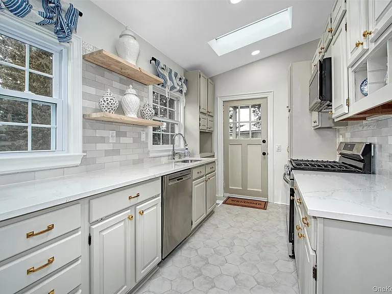 319 Oakland Beach Ave — Photo 10