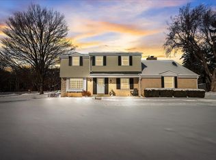 N86W15858 Shore Crest Dr, Menomonee Falls, WI 53051