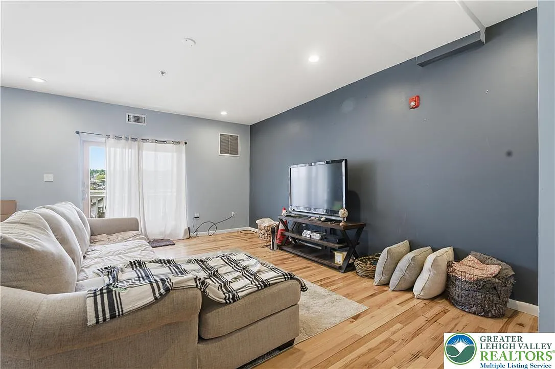 Building Photo - 623 Walnut Ave #A2