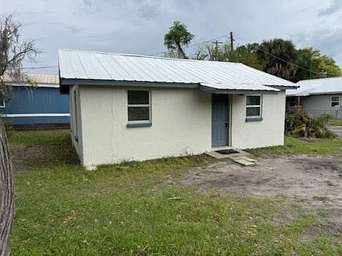 572 NE Congress Ave