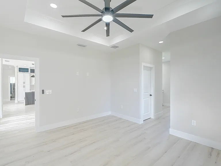 1019 Cedartree Ave — Photo 9