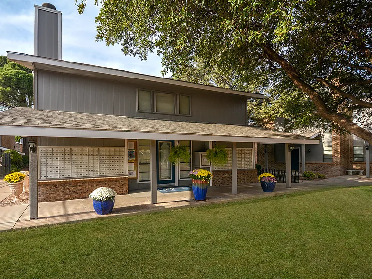 Country Crest Townhomes — Photo 4