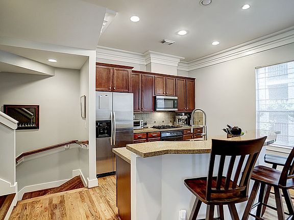 Dual Level Island Seating