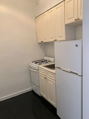 Rented by Salon Realty Corp | media 8