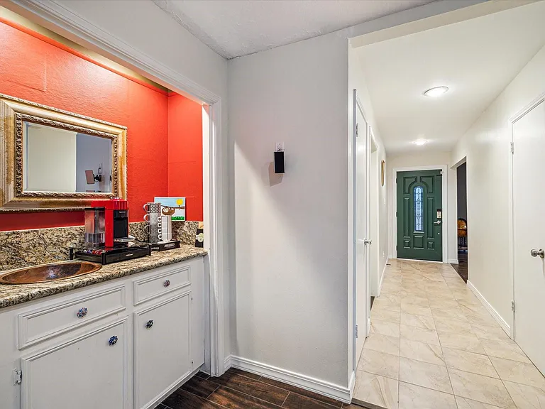 910 Coachlight Dr — Photo 2