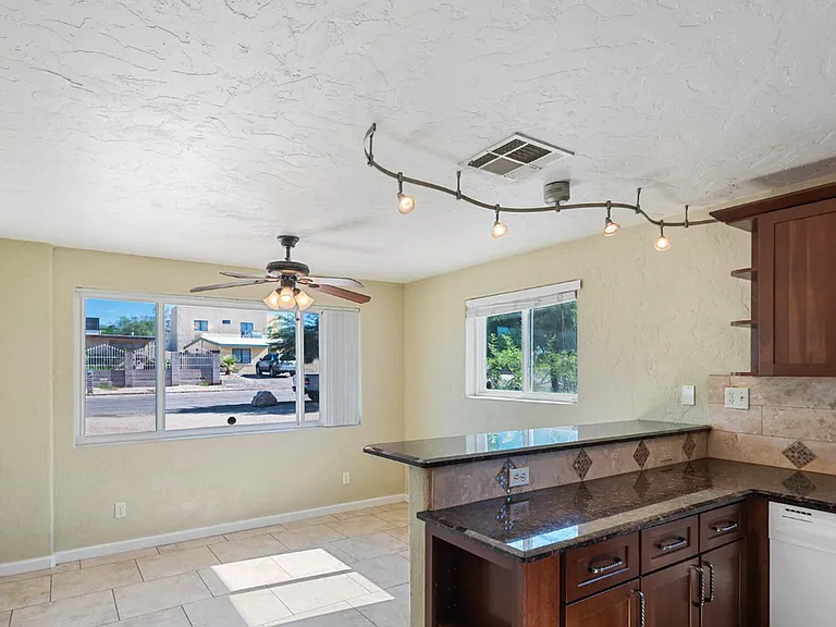 410 E. Waverly St. — Photo 5