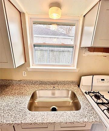 3rd image of 717 Cleary Ave