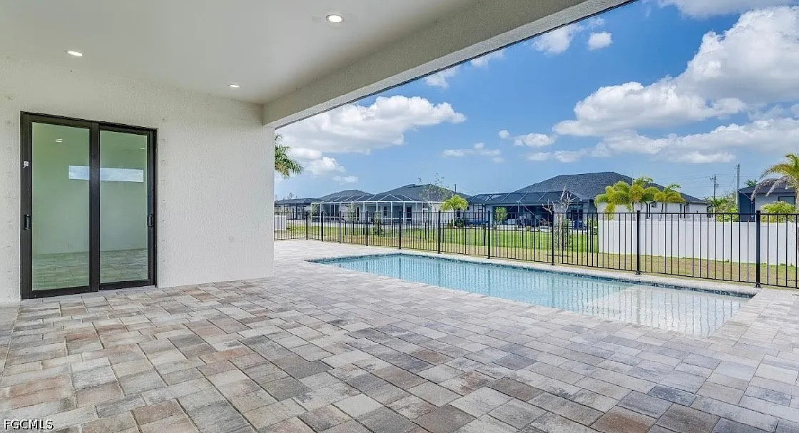 3 bed, 2.0 bath, 2201 sqft, $3,200 — Photo 2