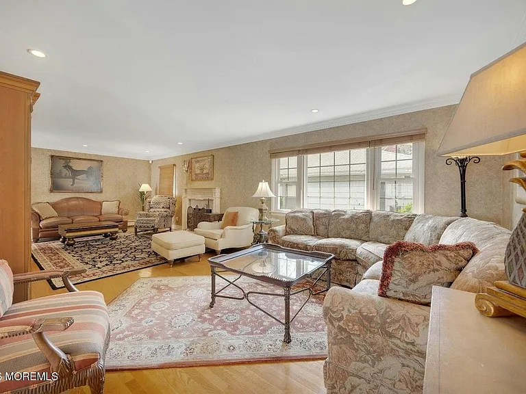 184 W Passaic Ave — Photo 2