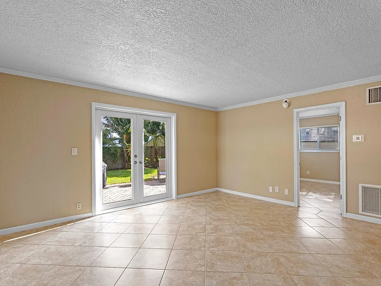 309 NE 16th St #4 — Photo 3