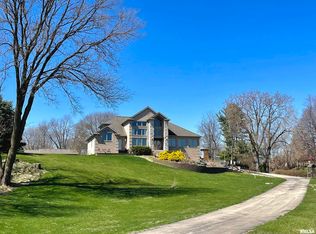 746 N 10th St, Clinton, IA 52732