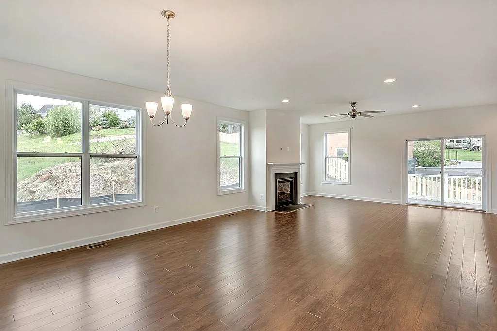 3 bed, 2.5 bath, 2350 sqft, $3,600 — Photo 2