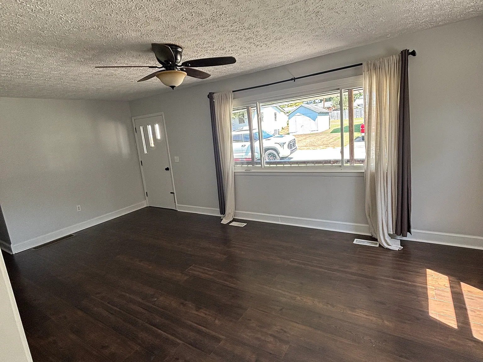 3 bed, 1.5 bath, 1412 sqft, $1,300 — Photo 3