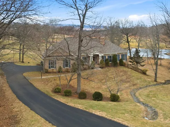 18051 Turnberry Dr, Round Hill, VA 20141