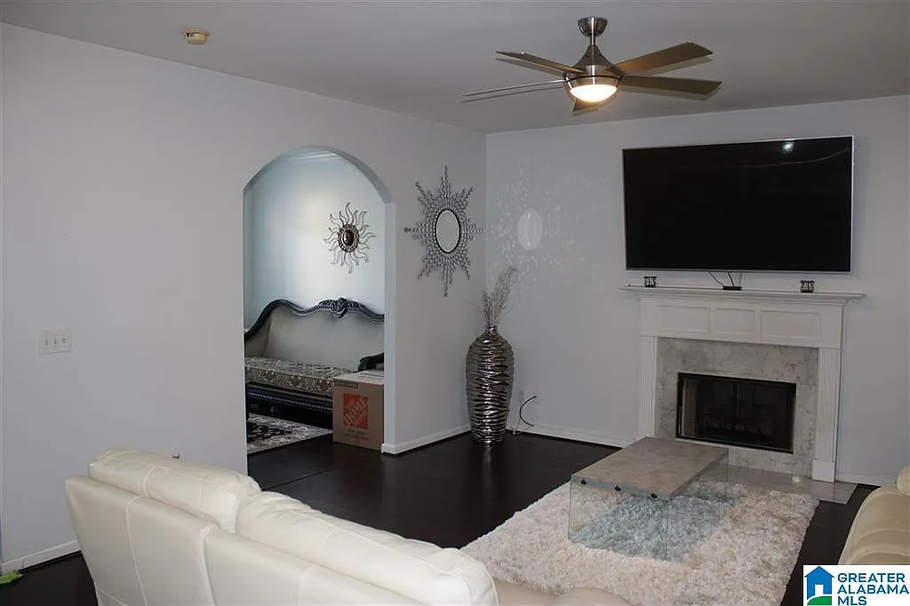 4 bed, 2.5 bath, 3000 sqft, $2,800 — Photo 4