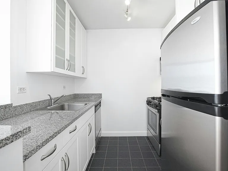 360 W 43rd St #S17A — Photo 4
