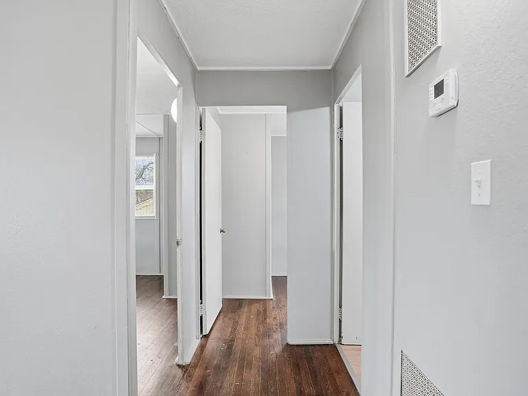 1108 NE 46th Ter — Photo 5