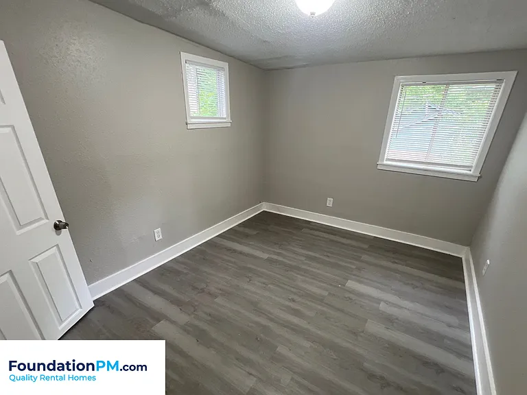 790 S Pkwy E — Photo 16