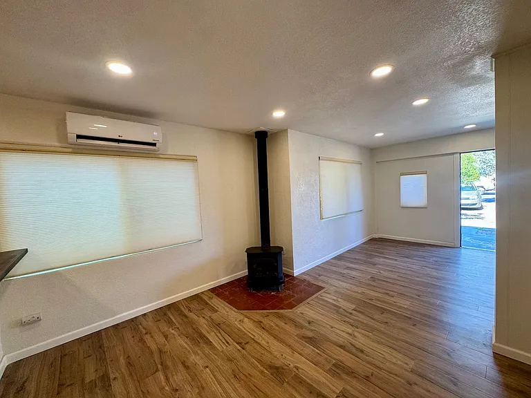 709 Madison St NE — Photo 4