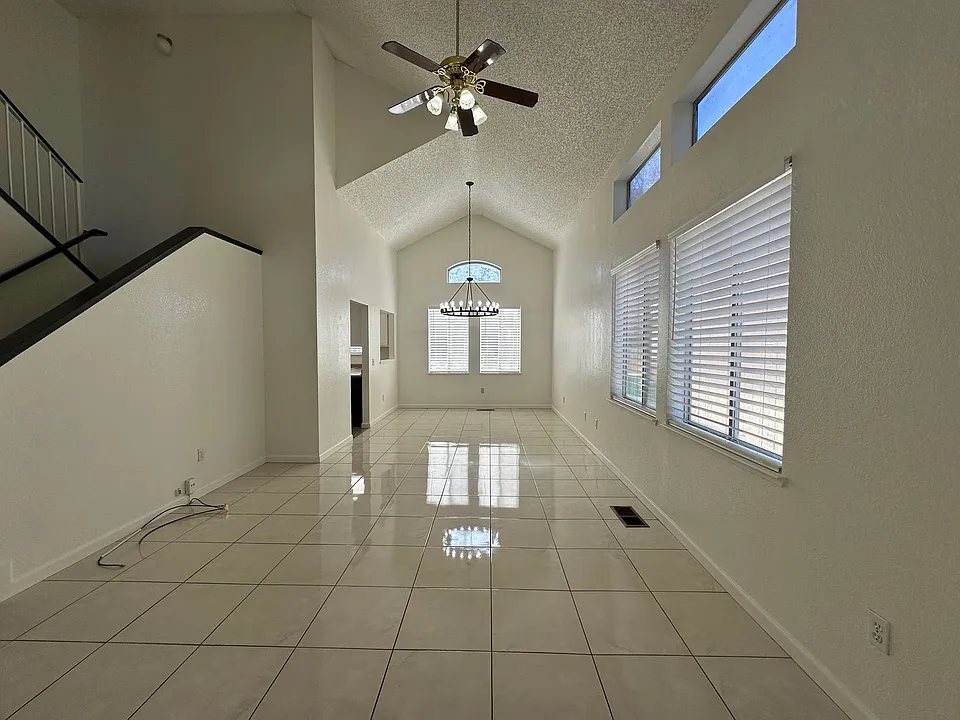 4541 Creekside Cir