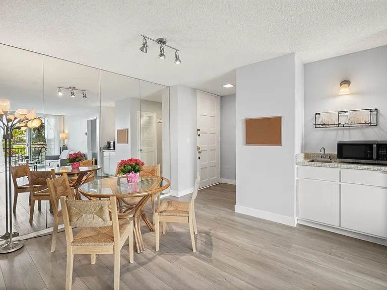 1885 Veteran Ave #207 — Photo 9