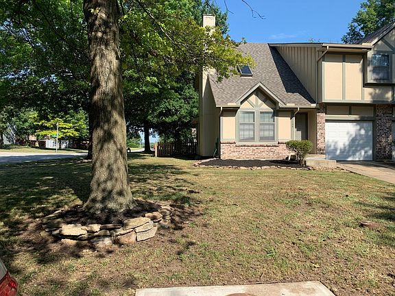 Spacious 3 Bedroom 4 Bathroom half duplex with basement! Excellent location right off 119th and Quivira!