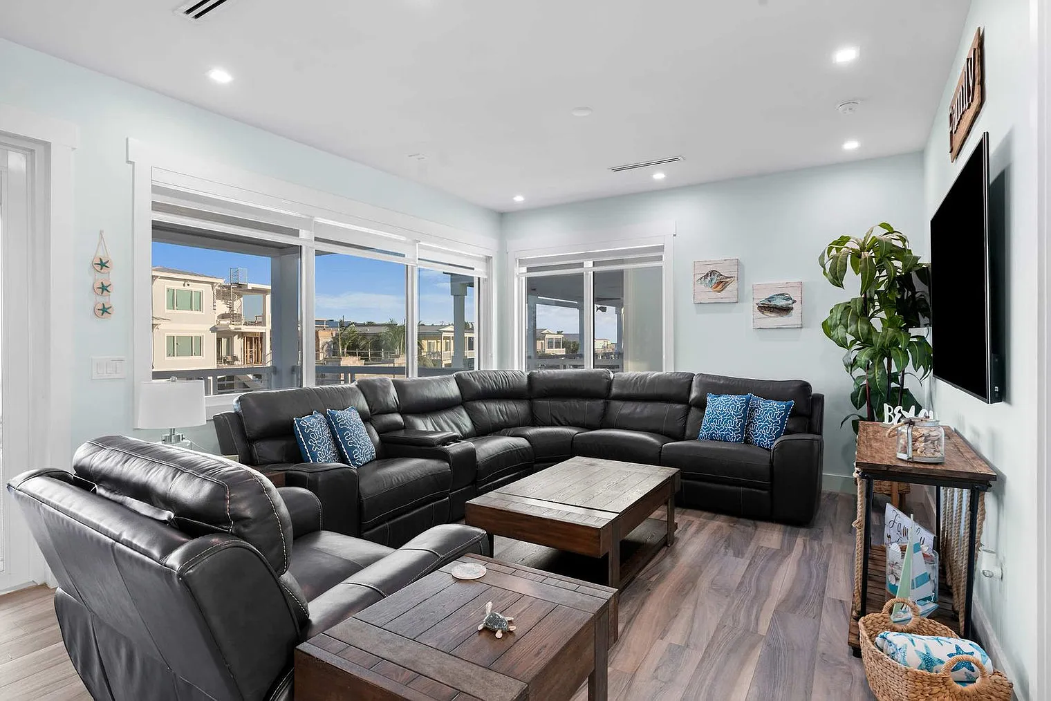 4 bed, 4.0 bath, 2594 sqft, $20,100 — Photo 1
