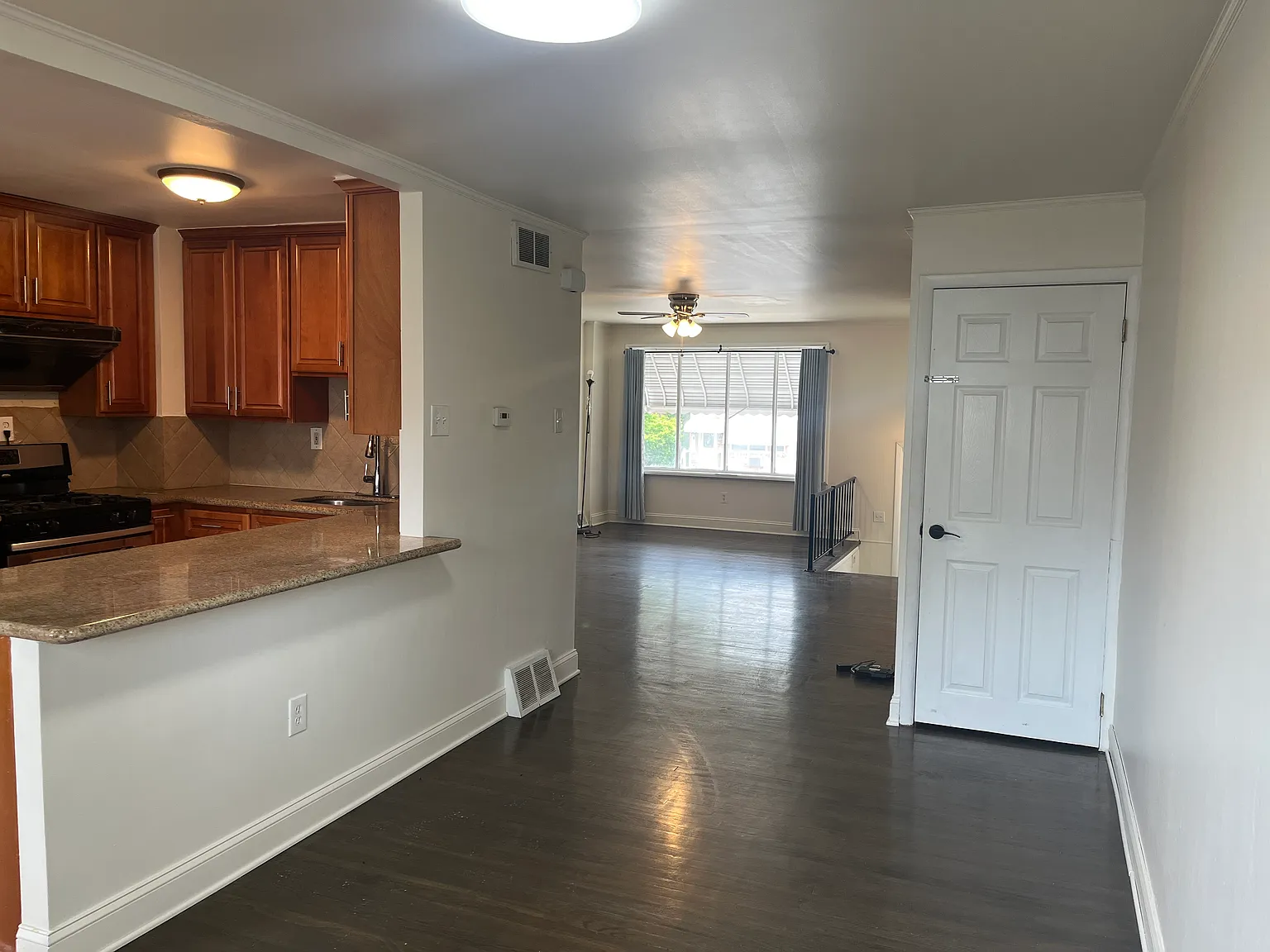 3 bed, 1296 sqft, $2,200 — Photo 4