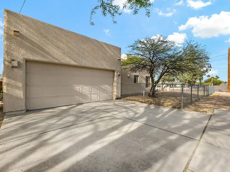 1317 N Howard Blvd — Photo 34