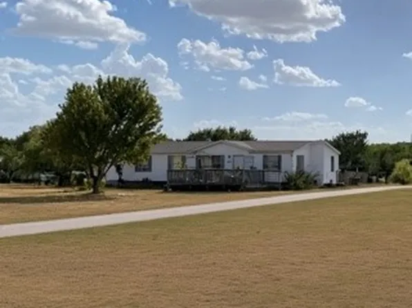 902 Old Church Rd, Waxahachie, TX 75165