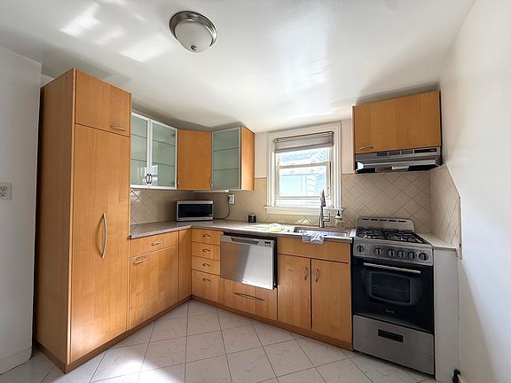 3rd image of 376 Lafayette Ave #3